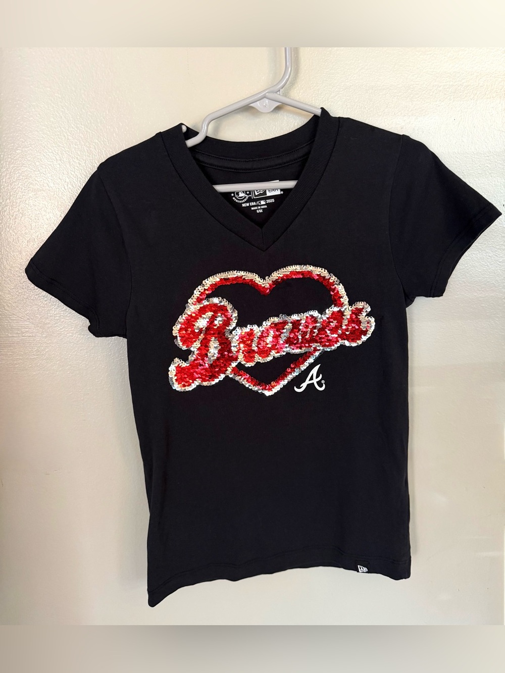 New Era Girl’s 6/6X S Atlanta Braves Black Red Silver Flip Sequin V-Neck T-Shirt